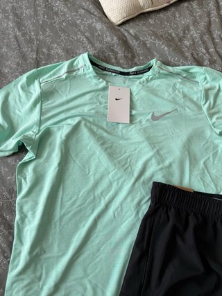 Conjunto Nike Running: Camiseta y Pantalón Corto