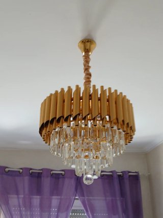 Lámpara de techo dorada y cristal
