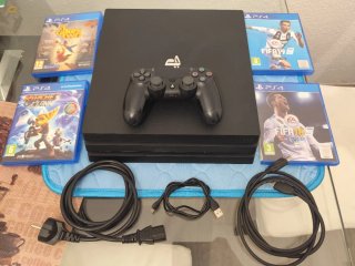 Consola PS4 Pro + 4 Jogos