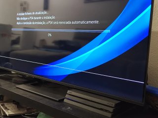 Consola PS4 Pro + 4 Jogos