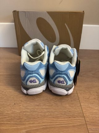 Zapatillas Asics Azules y Blancas