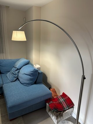 Sofá chaise longue azul + alfombra acrílica marron