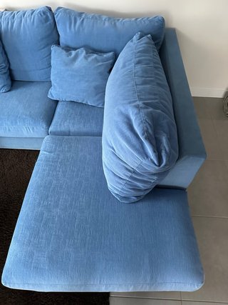 Sofá chaise longue azul + alfombra acrílica marron