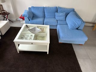 Sofá chaise longue azul + alfombra acrílica marron