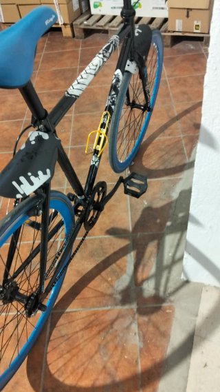 Bicicleta Fixie Negra Ruedas Azules