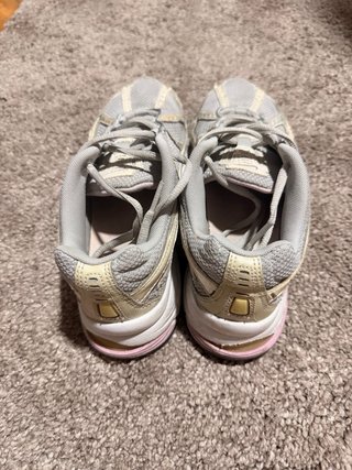 Sapatilhas Nike cinza e rosa