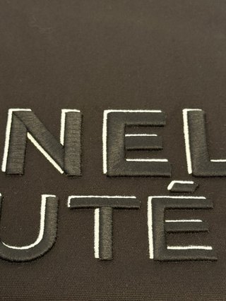 Trousse Chanel Nero con Lettere Bianche