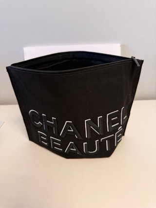 Trousse Chanel Nero con Lettere Bianche