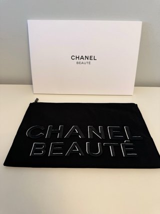 Trousse Chanel Nero con Lettere Bianche
