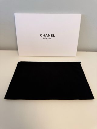 Trousse Chanel Nero con Lettere Bianche