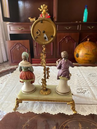 Reloj antiguo figuras porcelana mesita de marmol