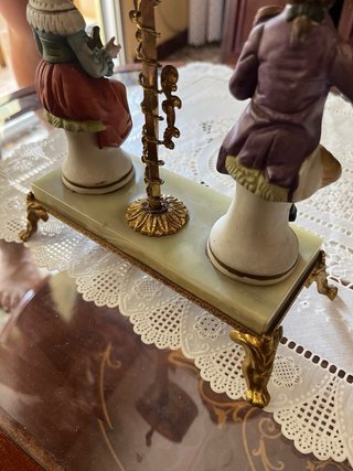 Reloj antiguo figuras porcelana mesita de marmol