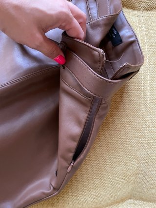 Falda marrón efecto piel con cinturón