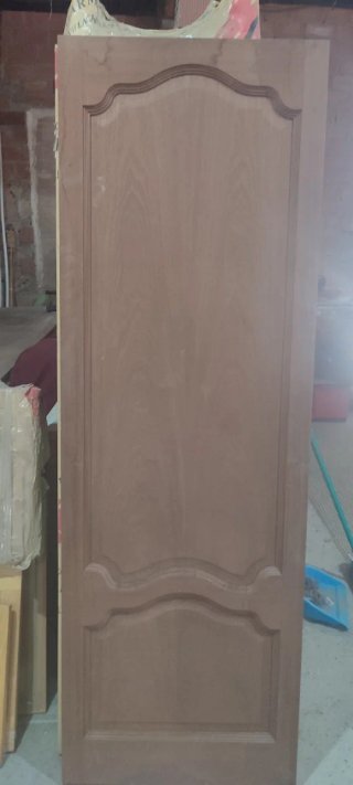 Puerta de armario de madera con altillo.