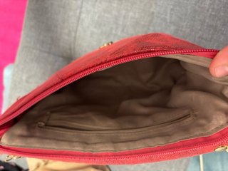 Bolso de fiesta rojo con cadena