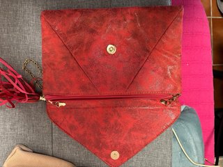 Bolso de fiesta rojo con cadena