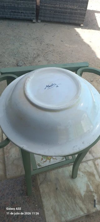 Lavamanos antiguo con pedestal y azulejo