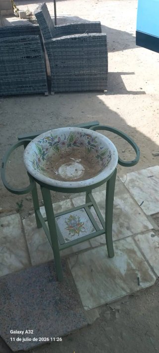 Lavamanos antiguo con pedestal y azulejo