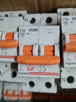 40 Interruptores Legrand C16 6048 75