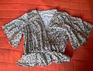 Blusa floral fondo negro Pull & Bear . No envio
