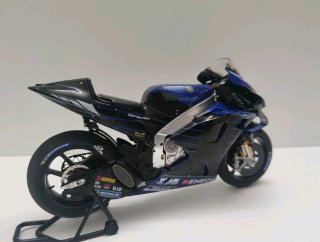 Modello 1:12 Yamaha YZR-M1 MotoGP Valentino Rossi #46
