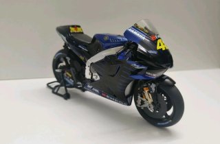 Modello 1:12 Yamaha YZR-M1 MotoGP Valentino Rossi #46