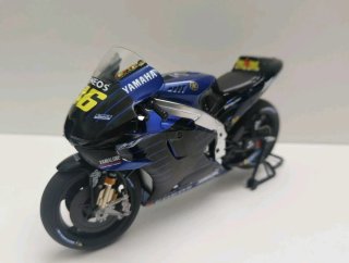 Modello 1:12 Yamaha YZR-M1 MotoGP Valentino Rossi #46