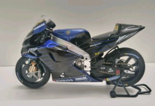 Modello 1:12 Yamaha YZR-M1 MotoGP Valentino Rossi #46
