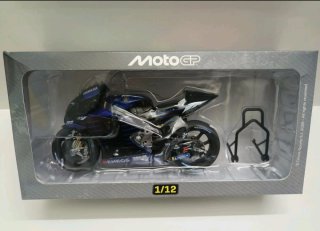 Modello 1:12 Yamaha YZR-M1 MotoGP Valentino Rossi #46