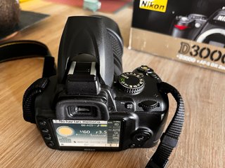 Nikon D3000 + Objetivo AF-S 18-55mm