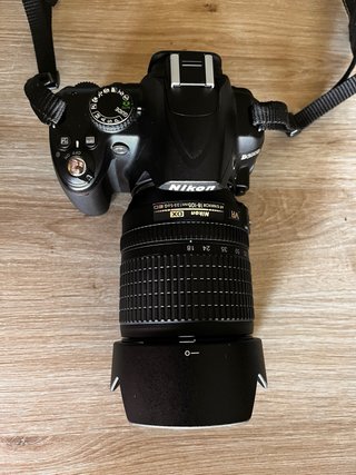 Nikon D3000 + Objetivo AF-S 18-55mm