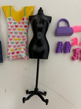 Muñeca con ropa y accesorios