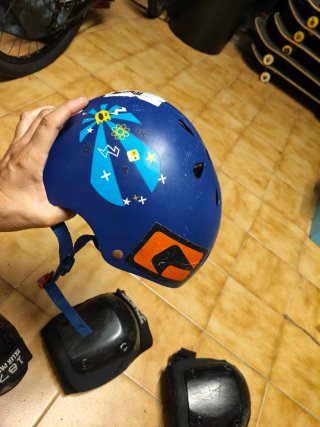 Skate con protecciones y mochila