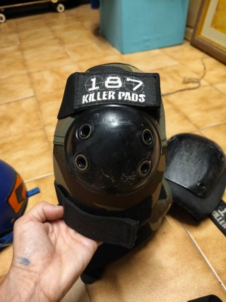 Skate con protecciones y mochila