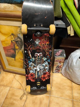 Skate con protecciones y mochila