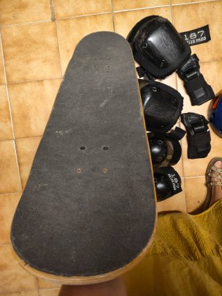 Skate con protecciones y mochila