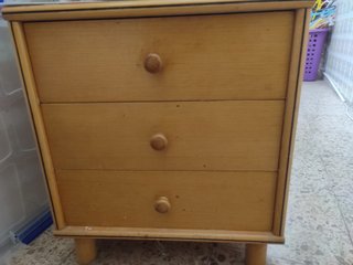 Mesita de noche de madera. 2 UNIDADES