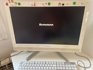 Ordenador Lenovo Blanco y Plateado