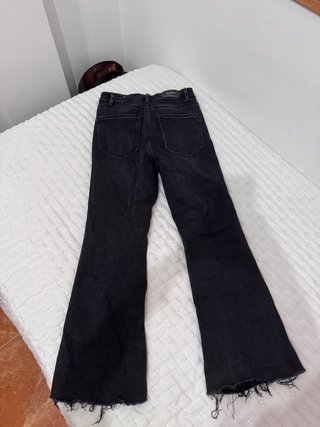 Vaqueros Flare Stradivarius Negros