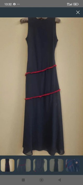 Vestido azul con volantes y escote en espalda