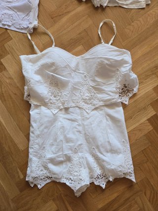 Vestido y mono blanco encaje