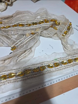 Pasamanería pedrería oro y blanco