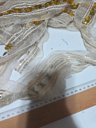 Pasamanería pedrería oro y blanco