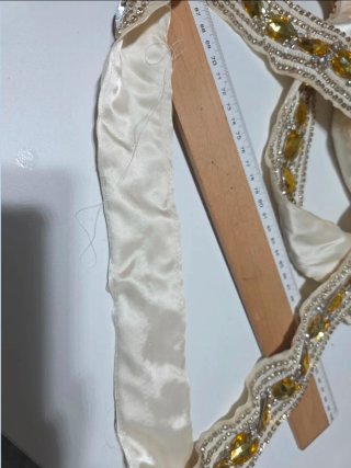 Pasamanería pedrería oro y blanco