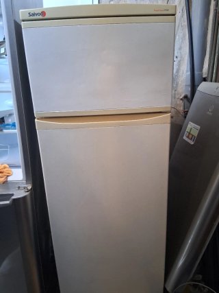 Frigorifero bianco a due porte