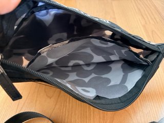 Mala Marimekko floral preta e bege