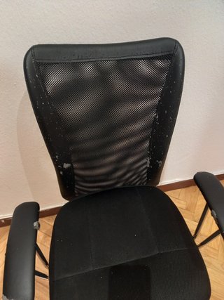Silla de oficina negra.