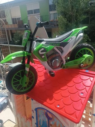 Moto Eléctrica Infantil Verde y Blanca