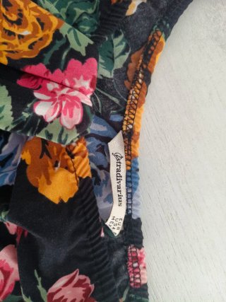 Camiseta floral asimétrica negra