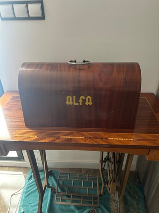 Máquina de coser antigua Alfa